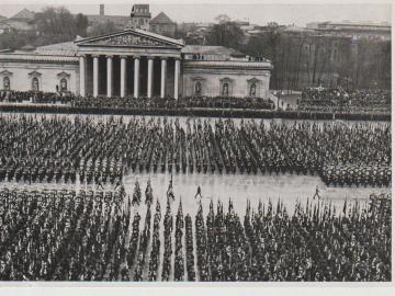 Die Toten der Bewegung vom 9. November 1923 wurden in die beiden Ehrentempel auf dem Königlichen Platz überführt. 9. November 1935 in München, Bild Nr. 173, Sammelwerk Nr. 15, Adolf Hitler